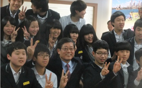 [07.03.12] Primer Ministro Kim Hwang dio como ejemplo a BEAST para su conferencia especial sobre "La felicidad" 103082_89147_5140
